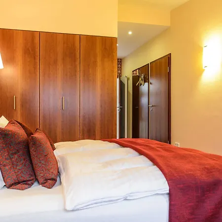 Hotel Akzent Goldner Hirsch 4*